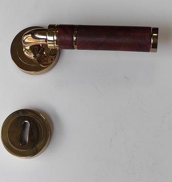 Maniglia per porta in ottone e radica GIL  modello DEROSA