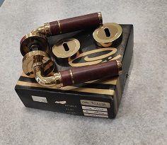 Maniglia per porta in ottone e radica GIL  modello DEROSA