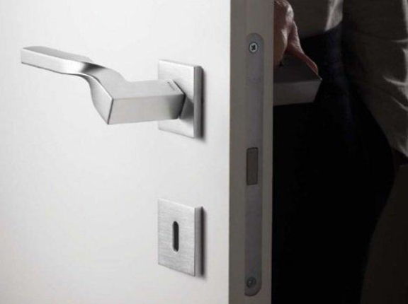 LINEA CALI'  MANIGLIA PER PORTA TWIST CROMO SATINATO