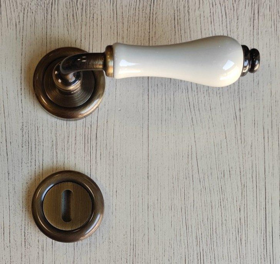 MANIGLIA PER PORTA LINEA CALI' DALIA BRONZO GRAFFIATO/PORCELLANA AVORIO