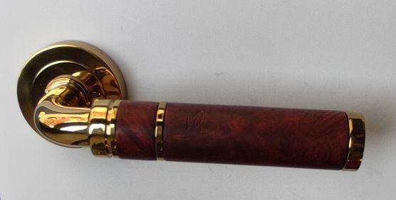 Maniglia per porta in ottone e radica GIL  modello DEROSA